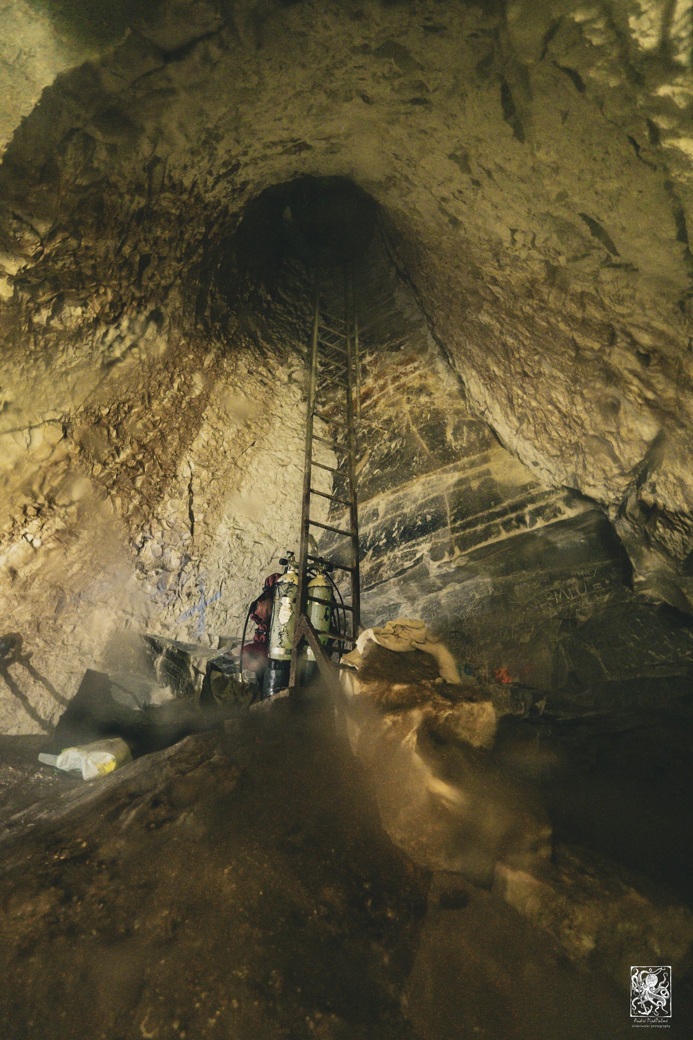 Échelle verticale à 15 mètres sous terre